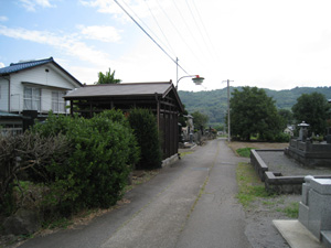 北側から見たいぼとり地蔵堂